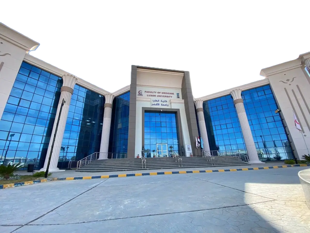 مبنى كلية بجامعة الأقصر